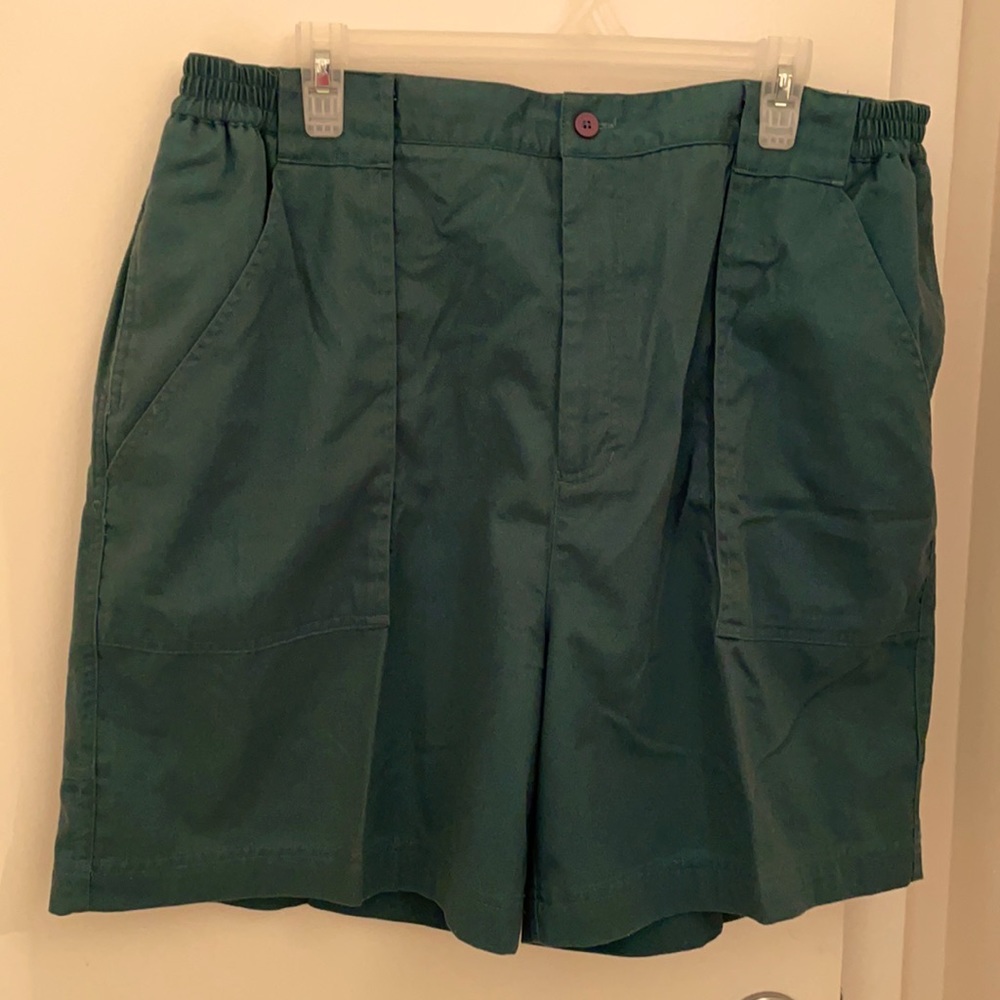 Excellent condition men’s casual shorts, size 40.